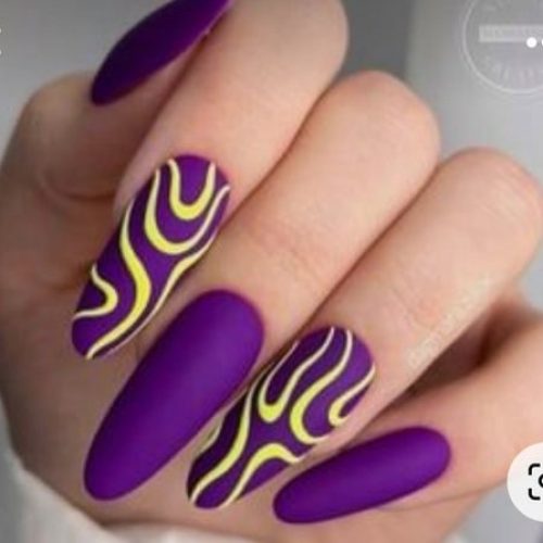 Фиолетовое матовое оформление ногтей с желтыми контрастными узорами на 2 пальцах