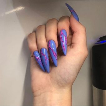 Фиолетовые длинные ногти с рисунком молнии контрастного ярко-розового цвета и глянцевым покрытием