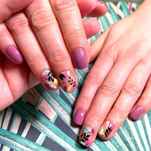 Фиолетовый дизайн ногтей круглой формы с цветными яркими растительными рисунками