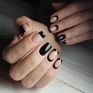Глянцевый черный французский маникюр с прямыми кончиками и лунками такого же цвета