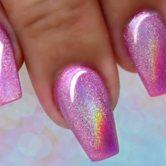 Голографическое розовое оформление ногтей с глянцевым покрытием и ярким мерцанием