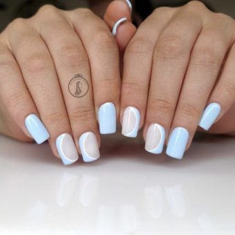Голубой квадратный дизайн ногтей с белоснежными границами, простыми узорами