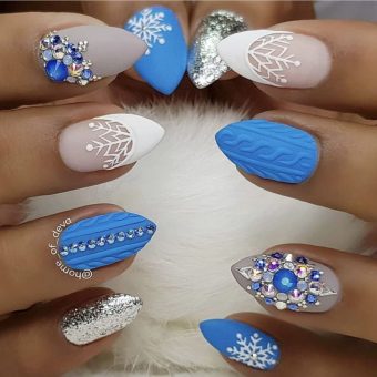 Голубой новогодний маникюр с объемным эффектом, стразами и снежинками на ногти средней длины формы пика