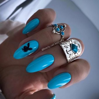 Голубой однотонный манкюр с зайчиком из Playboy на минальных ногтях