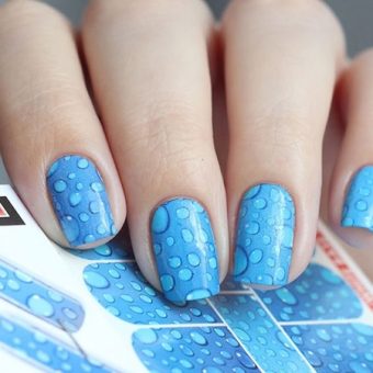 Голубой весенний маникюр с наклейками с каплями воды на короткие ногти формы квадрат