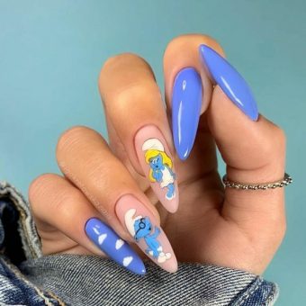 Голубые миндалевидные ногти с рисунками белых облаков и персонажей мультфильма про смурфов