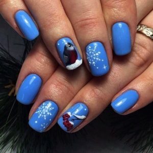 Голубые ногти в новогоднем дизайне с рисунком снежинок рябины и снегиря