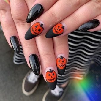 Хэллоуинский маникюр с черными матовыми кончиками, оранжевыми рисунками тыкв