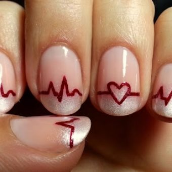 Идея маникюра на нюдовой базе с рисунком сердцебиения на коротких круглых ногтях