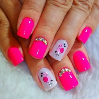 Идея оформления ногтей Розовый фламинго с лунками из страз, тематическими наклейками