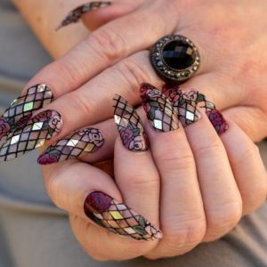 Идея оформления ногтей в итальянском стиле с блестящими ромбиками и рисунками роз