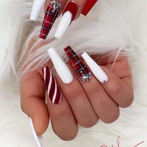 Идея зимнего дизайна ногтей в красно-белом цвете с клетчатым, полосатым и вязаным узором