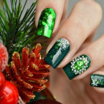 Изысканный зеленый маникюр на новый год с венком из страз и жемчужен и снежинками на квадратных ногтях