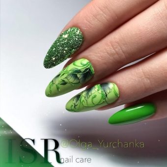 Яркая идея летнего оформления длинных миндальных ногтей в зеленом цвете с цветочными рисунками и песком