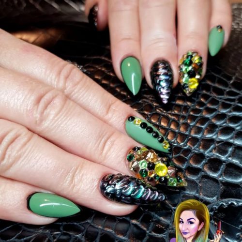 Яркие броские ногти зеленого цвета с декором из камней разной формы
