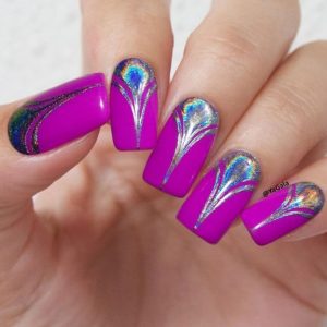 Яркие фиолетовые ногти с голографическим узором