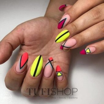 Яркий цветной неоновый маникюр на миндальные ногти с геометрическими рисунками