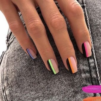 Яркий дизайн ногтей с натуральными основами и цветными яркими полосками сбоку