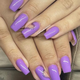 Яркий фиолетовый маникюр на квадратные ногти с прозрачными вставками и блестками