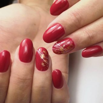 Яркий красный маникюр на круглые ногти с декором из нитей и потали