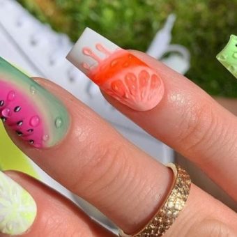 Яркий летний маникюр с рисунком фрукты на длинных ногтях квадратной формы
