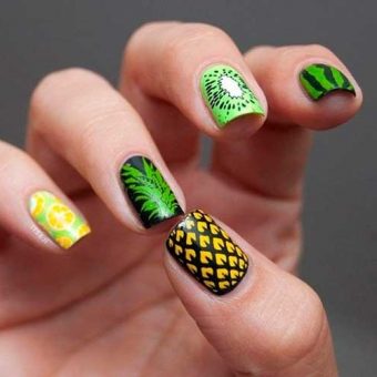 Яркий летний маникюр с рисунком фруктов на коротких ногтях квадратной формы