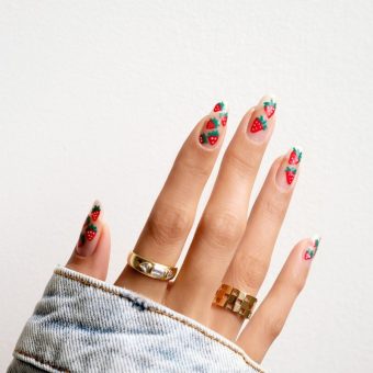 Яркий летний маникюр с рисунком клубники на длинных ногтях миндалевидной формы