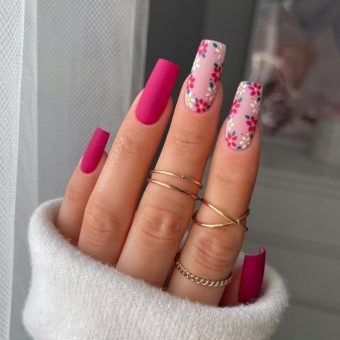 Яркий маникюр на длинных ногтях квадратной формы в розовом цвете с миниатюрными цветами