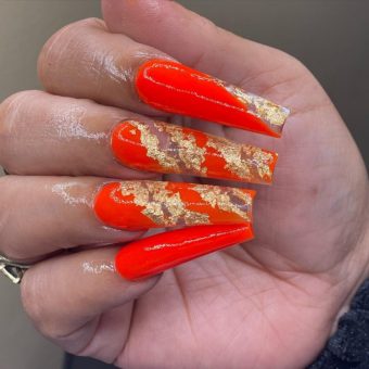 Яркий оранжевый маникюр на длинные квадратные ногти с вставками из золотистой потали
