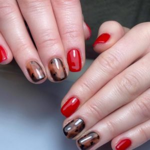 Яркий повседневный маникюр на короткие ногти в красном и коричневом цвете с глянцем