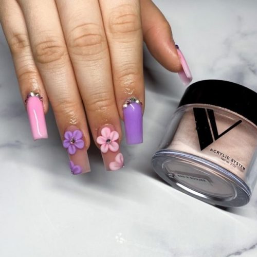 Яркий розово-фиолетовый дизайн ногтей с объемным цветочным декором и стразами