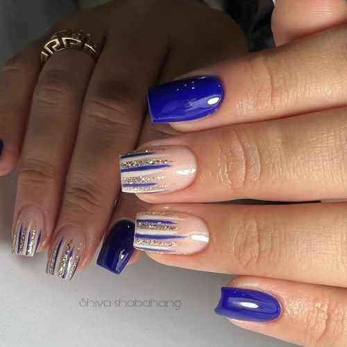Яркий синий маникюр с кремовыми основами и контрастными полосками на 2 ногтях