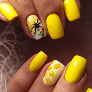 Яркий желтый маникюр на квадратные ногти с объемными медовыми сотами и рисунком пчелы