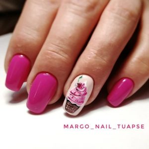 Ярко-розовое оформление ногтей с 3Д-рисунком на безымянном пальце в виде пирожного с вишней