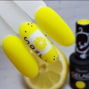 Ярко-желтое матовое оформление ногтей с белой вставкой и аккуратным рисунком лимона