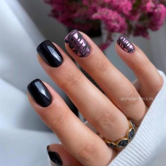 Элегантный черно-лиловый маникюр на коротких ногтях в форме мягкого формата