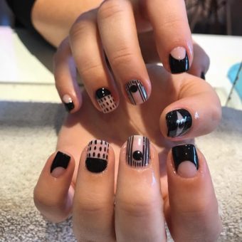 Короткие бежево-черные ногти с необычными лунками, простыми геометрическими рисунками