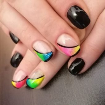 Короткие черные ногти с радужными вставками всех цветов и темными границами