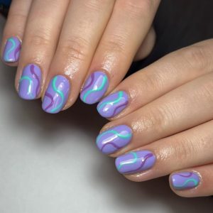 Короткие фиолетово-синие ногти с рисунком волнистых линий разных цветов
