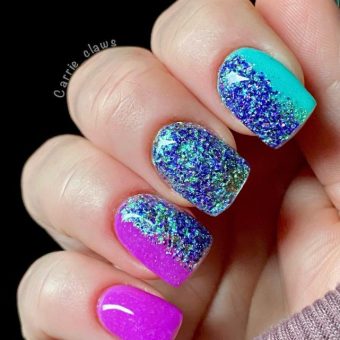 Короткие квадратные ногти в фиолетовом и бирюзовом цвете с крупными блестками