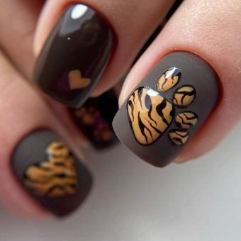 Короткие матовые ногти в коричневом цвете с объемными тигровыми рисунками