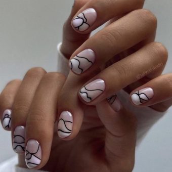 Короткий розовый дизайн ногтей с вставками пастельных оттенков и черными границами