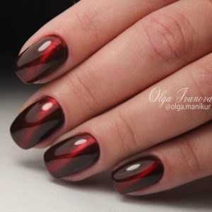 Кошачий глаз в красном цвете на короткие ногти
