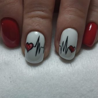 Красно-белый яркий глянцевый маникюр на короткие ногти с рисунком сердцебиения