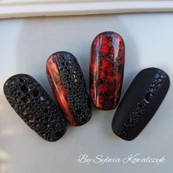 Красно-черный вариант оформления длинных ногтей с мраморным и пенным рисунком
