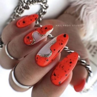 Красный дизайн ногтей с дизайном в стиле «Перепелиное яйцо» с серебристыми границами