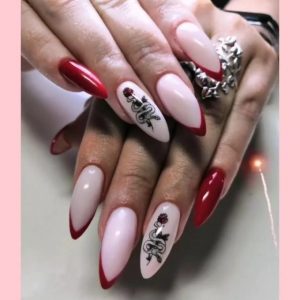 Красный французский маникюр с треугольными кончиками и наклейками в виде змеи, обвивающей розу