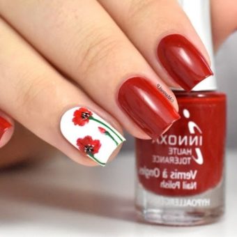 Красный маникюр на короткие ногти с цветами маков