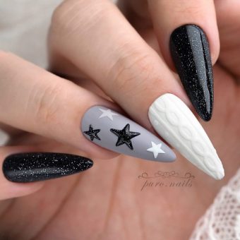 Красывый стильный маникюр со звездочками на ногтях в форме пики