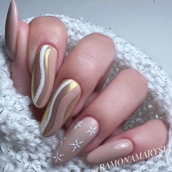 Кремовые длинные ногти с глянцевым покрытием, цветными полосками и рисунками снежинок